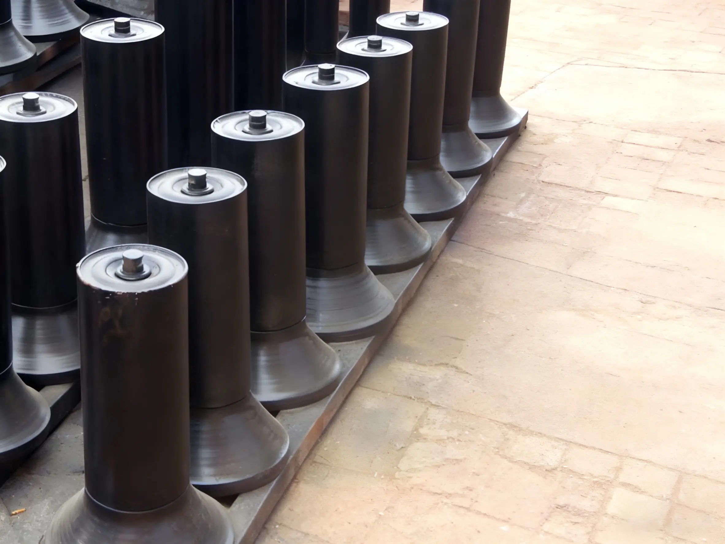 Self-aligning-conveyor-roller-angled