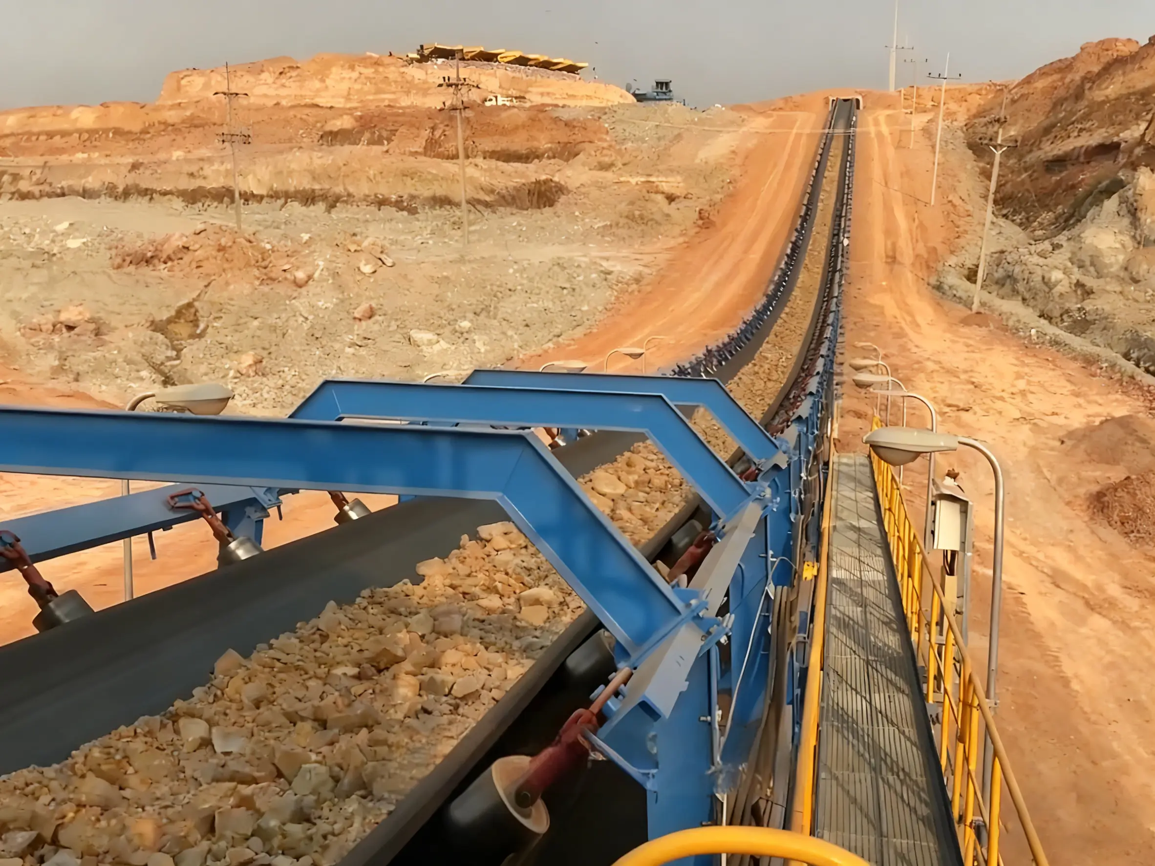 long-distance-bulk-material-conveyors-close-up