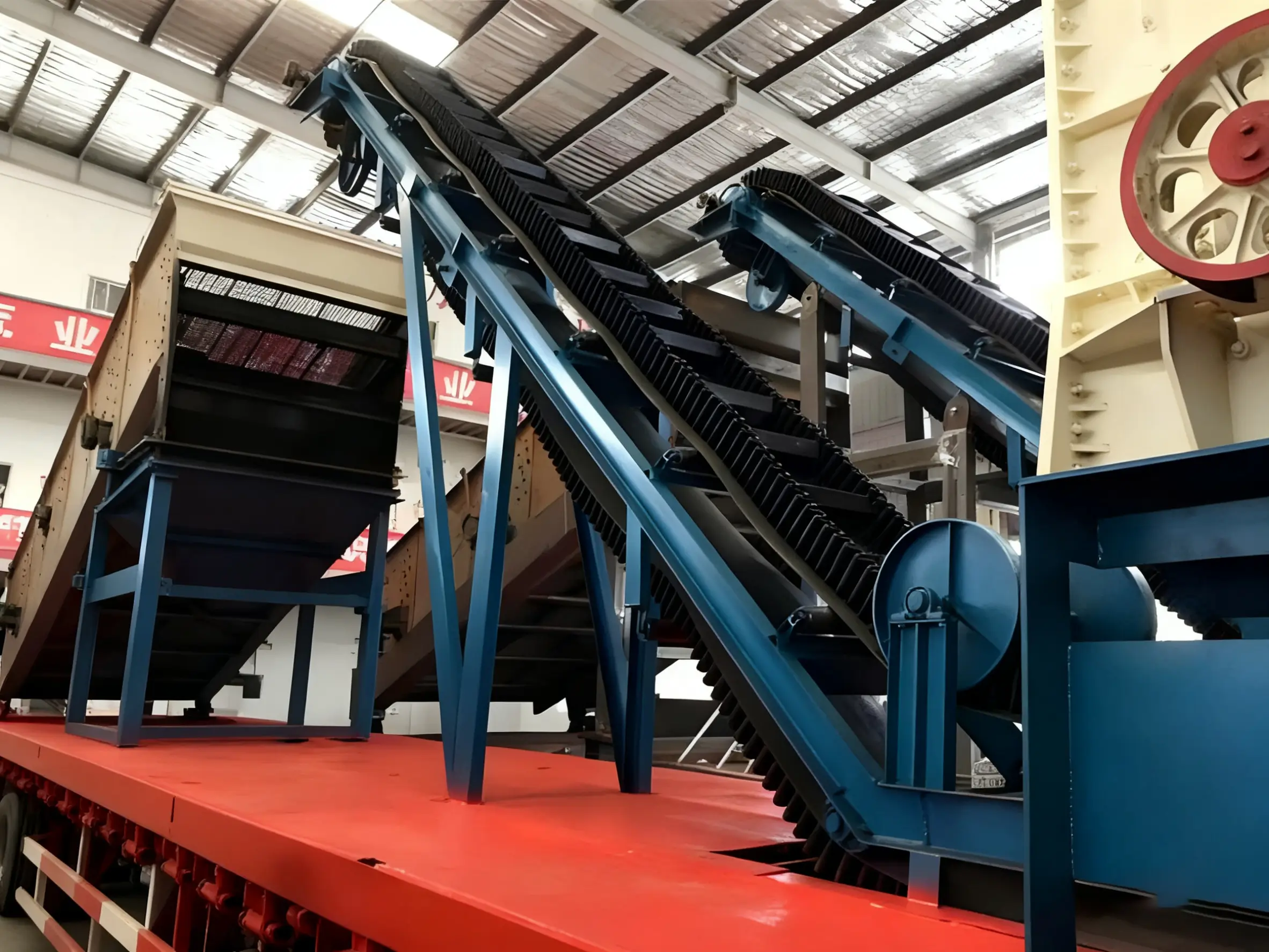 steep-incline-sidewall-belt-conveyors-close-up